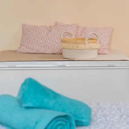 Julia Tenerife אדחה